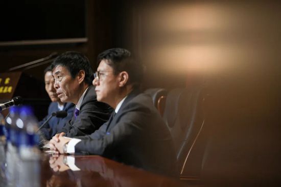 ”而戏外刘德华、张涵予也是摩托车爱好者，飞车指导张礼军爆料：“能感受到华哥对摩托车的喜爱，涵予哥也是，什么时候该捏离合、松离合，什么时候该补油，这些细节他很到位